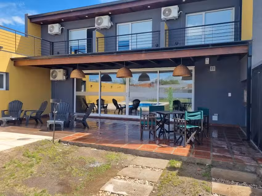 Alojamiento y Salon de Eventos Sarmiento Hause With a Pool