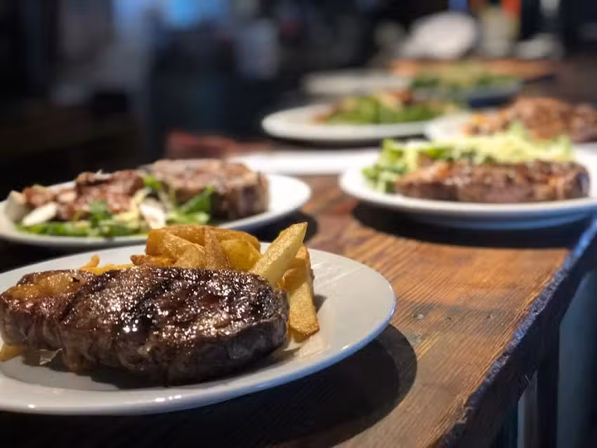 CATERING Y EVENTOS LUIS MARTINEZ PARRILLERO