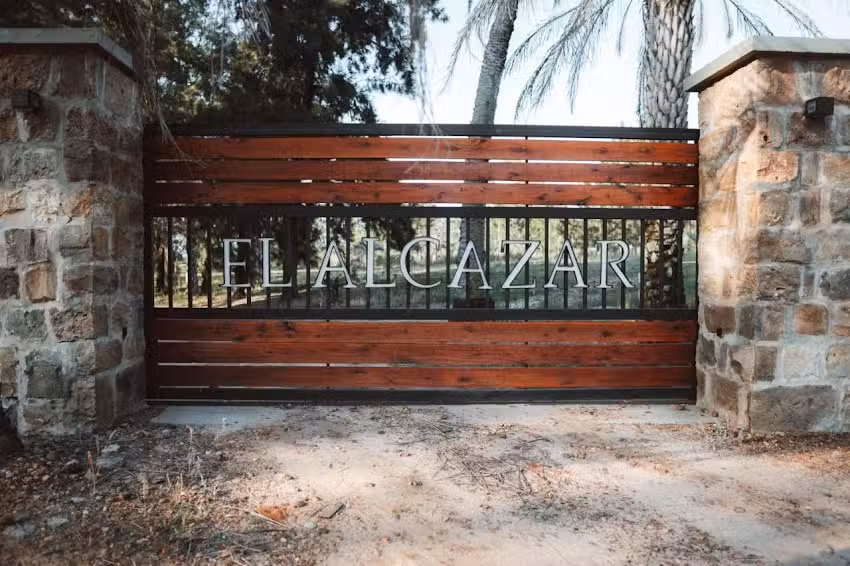 El Alc&aacute;zar Lodge House