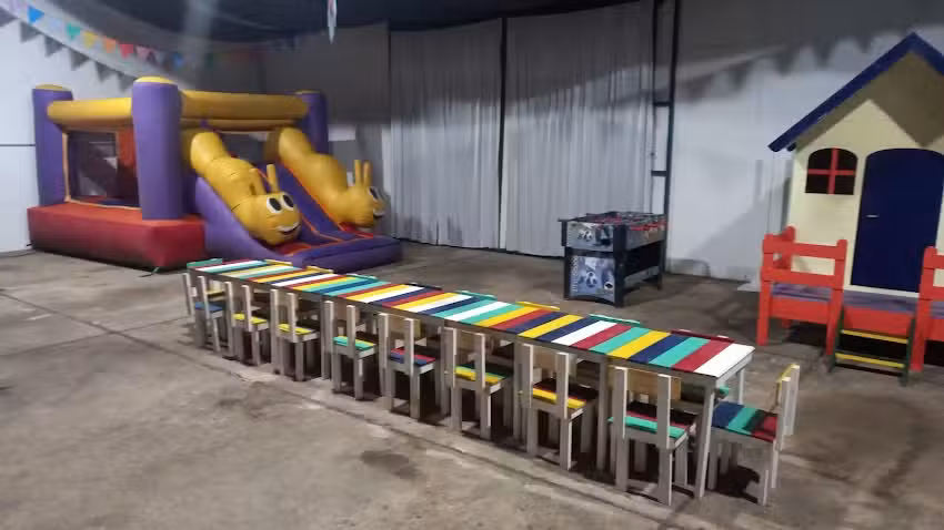 &ldquo;Encantados&rdquo; Sal&oacute;n de fiestas.