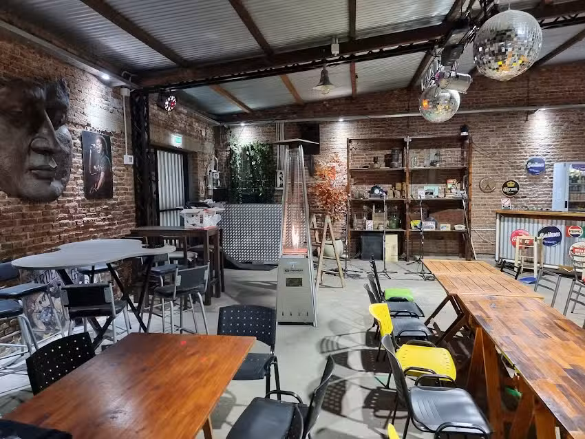 FENIG BAR / Salon de eventos