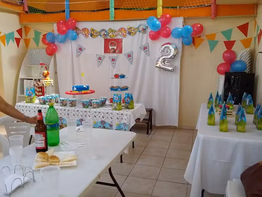 Gnomos &ndash; Sal&oacute;n de Fiestas