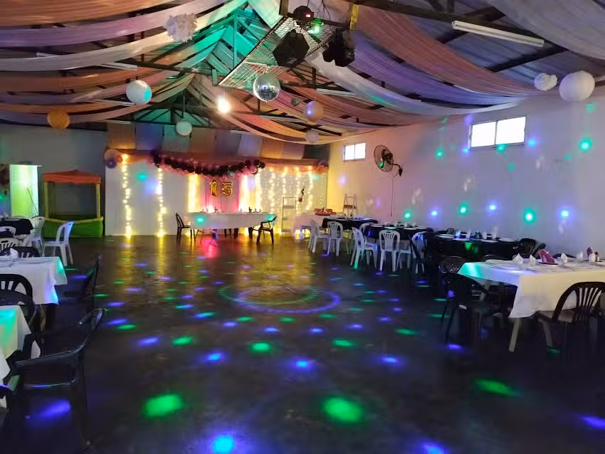 La roca sal&oacute;n de fiestas
