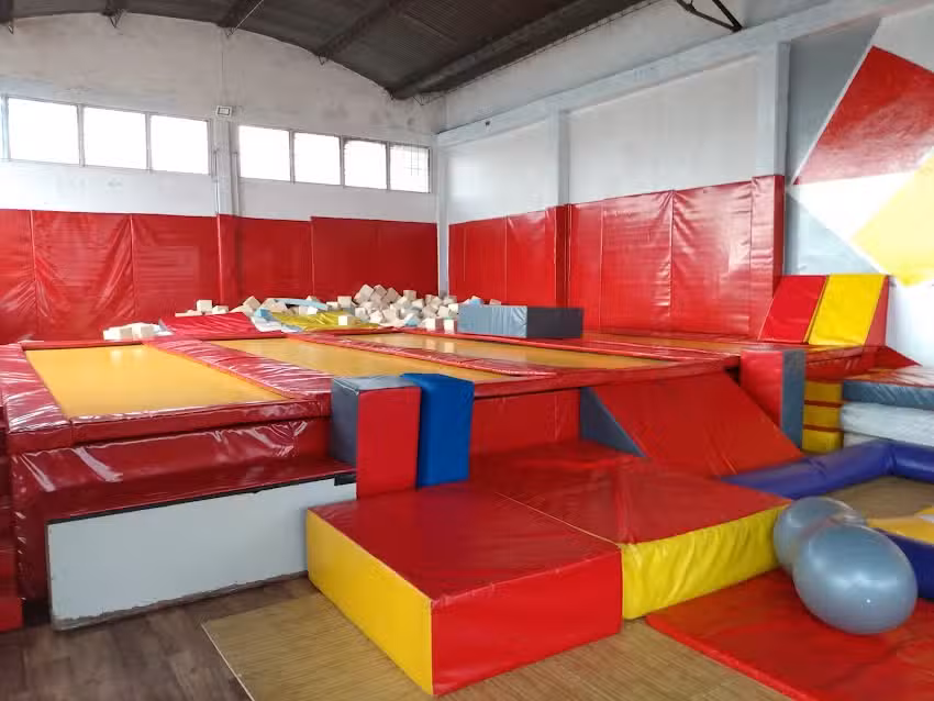 Mundo Activo. Sal&oacute;n de Fiestas