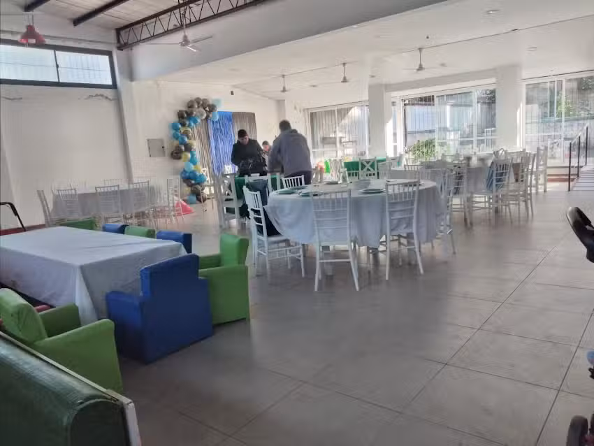 Sal&oacute;n Casa Amarilla