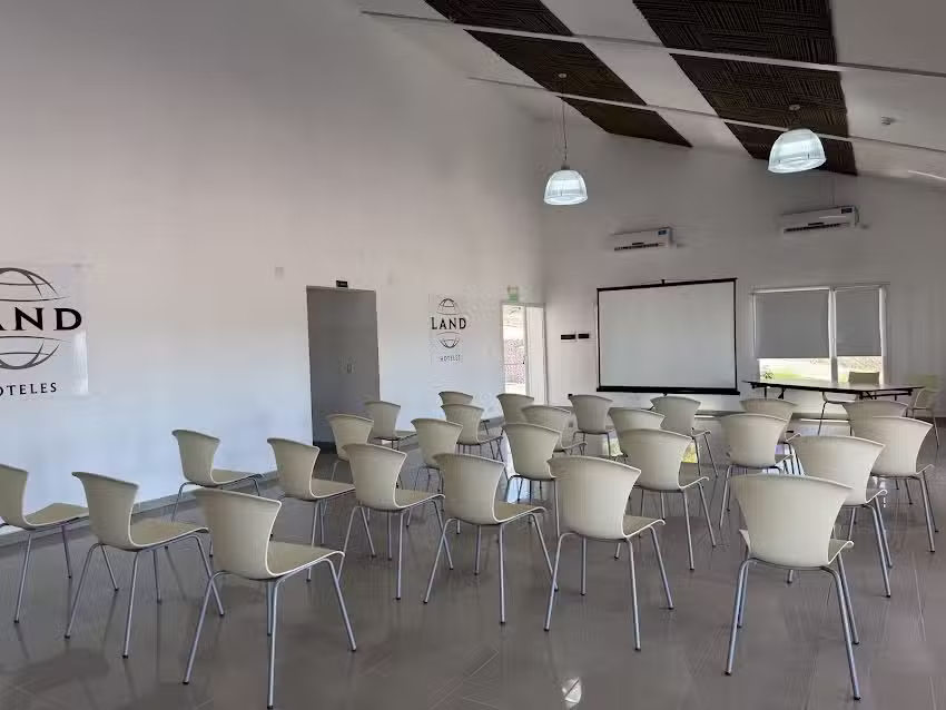 Sal&oacute;n de Eventos, Reuniones y Capacitaciones &ndash; Hoteles Land
