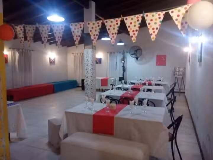 Sal&oacute;n de fiestas entre princesas y pr&iacute;ncipes