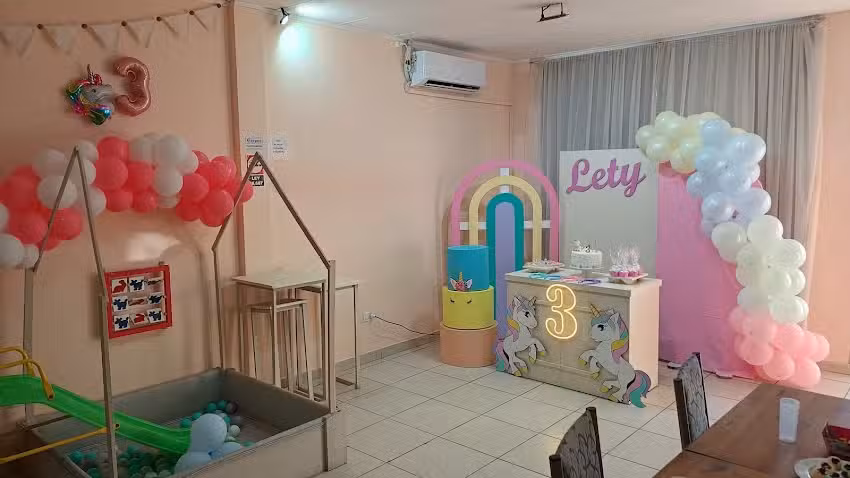 Sal&oacute;n de fiestas infantiles, woody