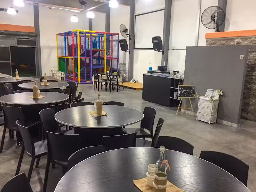 SAL&Oacute;N DE FIESTAS LOCOS BAJITOS &ndash; TITO BAJITOS