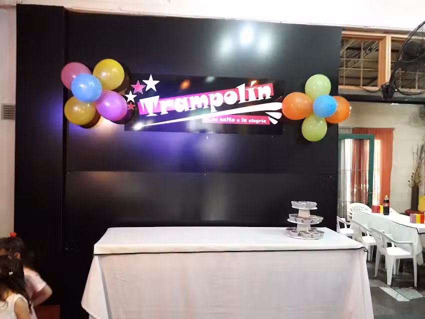 Sal&oacute;n de Fiestas Trampolin