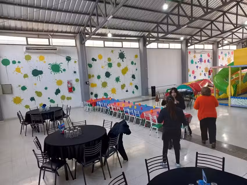 Sue&ntilde;os y Sonrisas &ndash; Sal&oacute;n de Eventos